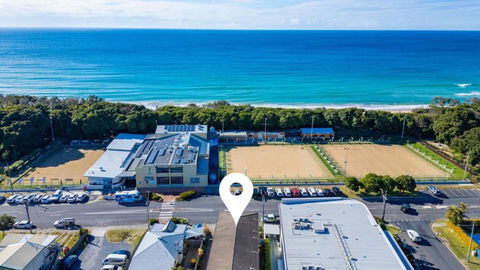 Apartment Awesome Location, Near Cafes, Restaurants, Short Stroll To The Beach - Accommodation Brisbane 2
