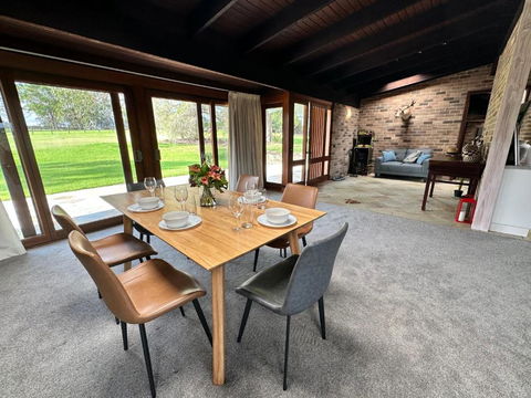 Arcadia Stunning Manor Tennis & Pool & Hottub - Accommodation Brisbane 2