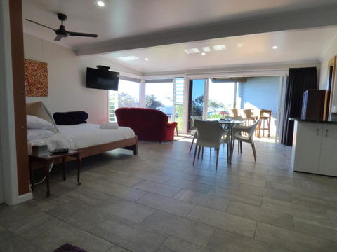 ArtHOUSE Beachfront Accommodation - Accommodation Brisbane 4