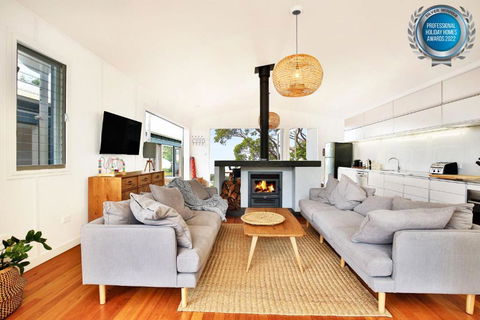 Ayana - Pet Friendly - Directly Opposite Beach - Fireplace - Accommodation Brisbane 0