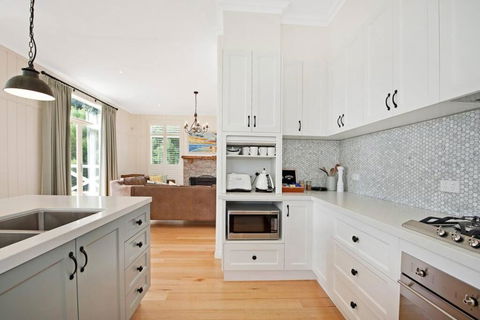Apollo Bay Oceanview Mountain Retreat, Pet Friendly, EV Station, Fireplace - Accommodation Brisbane 2