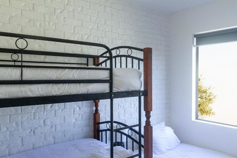 BAY PROPERTIES . Beach Street - Accommodation Brisbane 4