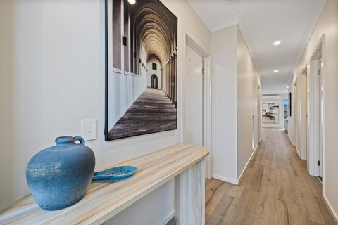 Ballarat Modern Oasis, Stylish 3 Bedroom 2 Bathroom Retreat, Newly Build, New Appliances, Beds And Furniture, Walking Distance To Shopping Mall - Accommodation Brisbane 1
