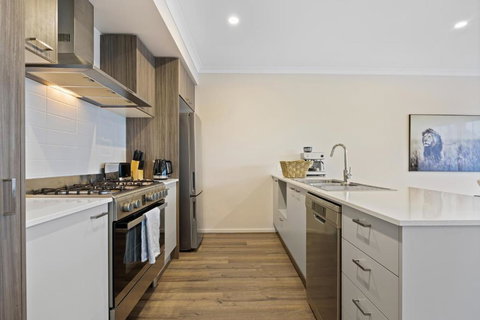 Ballarat Modern Oasis, Stylish 3 Bedroom 2 Bathroom Retreat, Newly Build, New Appliances, Beds And Furniture, Walking Distance To Shopping Mall - Accommodation Brisbane 2