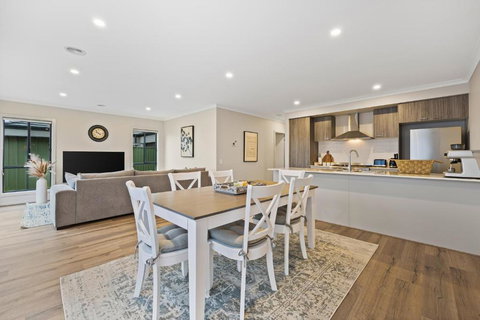 Ballarat Modern Oasis, Stylish 3 Bedroom 2 Bathroom Retreat, Newly Build, New Appliances, Beds And Furniture, Walking Distance To Shopping Mall - Accommodation Brisbane 3