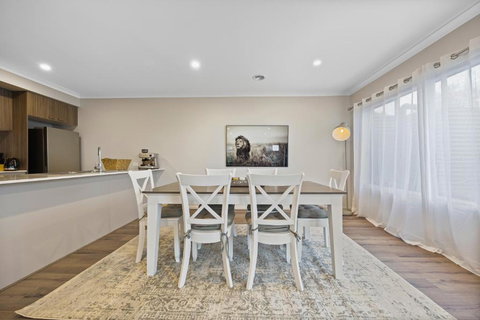 Ballarat Modern Oasis, Stylish 3 Bedroom 2 Bathroom Retreat, Newly Build, New Appliances, Beds And Furniture, Walking Distance To Shopping Mall - Accommodation Brisbane 4