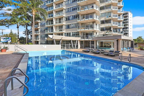Pacific Regis Beachfront Holiday Apartments - Accommodation Brisbane 3