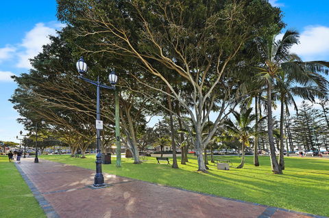 Pacific Regis Beachfront Holiday Apartments - Accommodation Brisbane 18