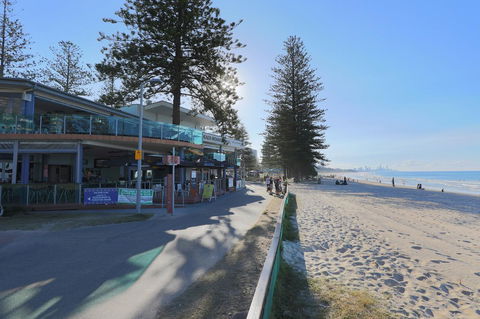 Pacific Regis Beachfront Holiday Apartments - Accommodation Brisbane 17