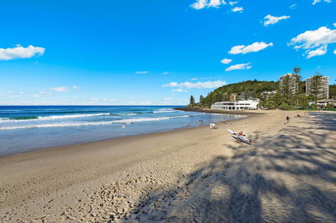 Pacific Regis Beachfront Holiday Apartments - Accommodation Brisbane 2