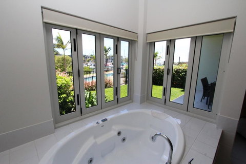 Beachside Apartment 5 - Accommodation Brisbane 6