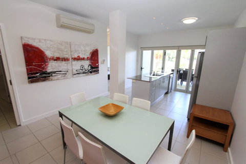 Beachside Apartment 5 - Accommodation Brisbane 2