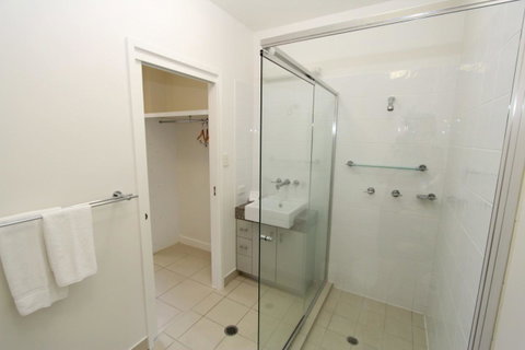 Beachside Apartment 5 - Accommodation Brisbane 7