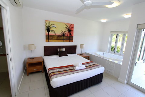 Beachside Apartment 5 - Accommodation Brisbane 9