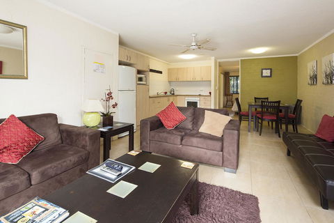 Burleigh Palms Holiday Apartments - Accommodation Brisbane 36