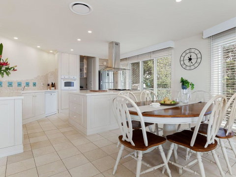 'Baylife Villa' 4a Warruga St - Large Home With WIFI, Netflix, Aircon, Linen & Spectacular Views - Accommodation Brisbane 3