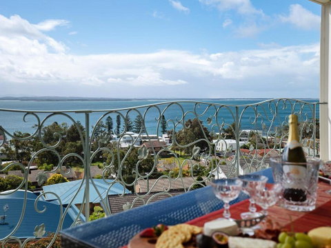 'Baylife Villa' 4a Warruga St - Large Home With WIFI, Netflix, Aircon, Linen & Spectacular Views - Accommodation Brisbane 0