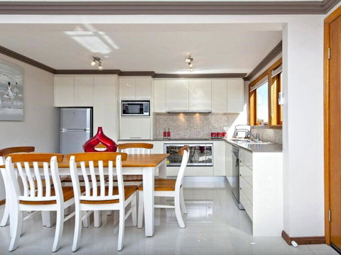 'Beach Break 2', 2/10 Lionel St - Downstairs Unit With Aircon - Accommodation Brisbane 2