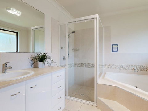 'Sandy Point Haven', 21a Sandy Point Rd - Stylish Haven With WIFI, Air Conditioning & Water Views - Accommodation Brisbane 1