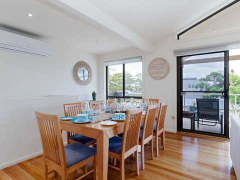 'Sandy Point Haven', 21a Sandy Point Rd - Stylish Haven With WIFI, Air Conditioning & Water Views - Accommodation Brisbane 3