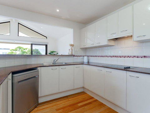 'Sandy Point Haven', 21a Sandy Point Rd - Stylish Haven With WIFI, Air Conditioning & Water Views - Accommodation Brisbane 2