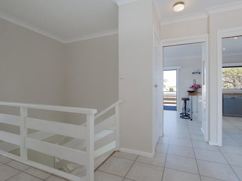 'SeaHaven', 2 Richardson Ave - Large Home With Aircon, Smart TV, WIFI, Netflix & Boat Parking - Accommodation Brisbane 1