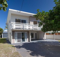 'SeaHaven' 2 Richardson Ave - Large home with Aircon Smart TV WIFI Netflix  Boat Parking - Accommodation Brisbane