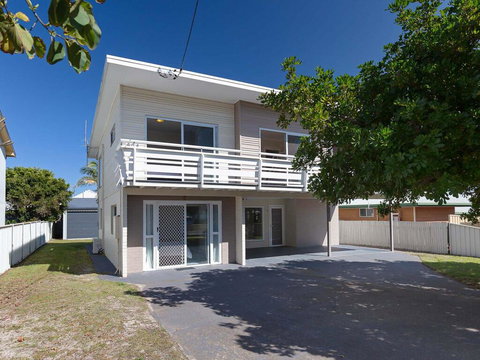'SeaHaven', 2 Richardson Ave - Large Home With Aircon, Smart TV, WIFI, Netflix & Boat Parking - Accommodation Brisbane 0