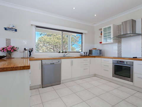 'SeaHaven', 2 Richardson Ave - Large Home With Aircon, Smart TV, WIFI, Netflix & Boat Parking - Accommodation Brisbane 3