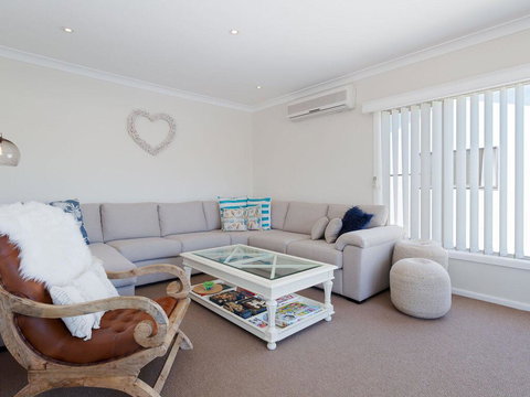 'SeaHaven', 2 Richardson Ave - Large Home With Aircon, Smart TV, WIFI, Netflix & Boat Parking - Accommodation Brisbane 2