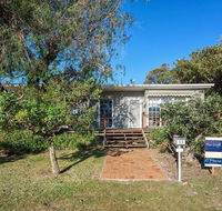 'The Croft' 11 Boulder Bay Rd - Cosy Beach House with Aircon  only 270m to the Beach - Accommodation Brisbane