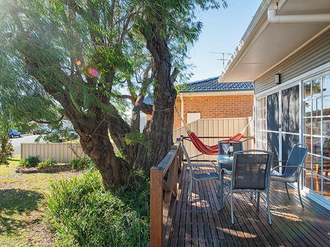 'The Croft' 11 Boulder Bay Rd - Cosy Beach House With Aircon & Only 270m To The Beach - Accommodation Brisbane 1