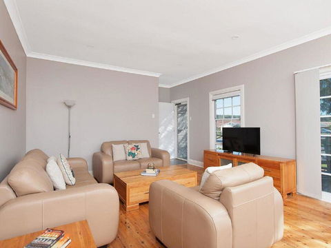 'The Croft' 11 Boulder Bay Rd - Cosy Beach House With Aircon & Only 270m To The Beach - Accommodation Brisbane 2