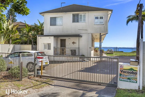 'Yacaaba' Beautiful Waterfront Location - Accommodation Brisbane 0
