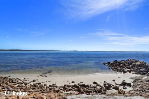'Yacaaba' Beautiful Waterfront Location - Accommodation Brisbane 3