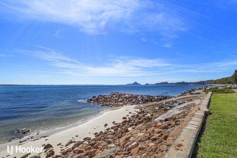 'Yacaaba' Beautiful Waterfront Location - Accommodation Brisbane 1