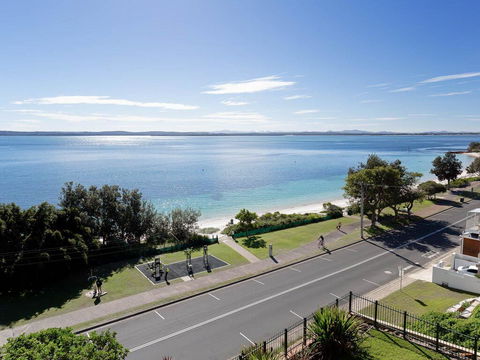 1 'Kiah', 53 Victoria Parade - Stunning Views, Wifi, Aircon, Just Across The Road To The Water - Accommodation Brisbane 2