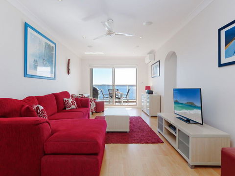 1 'Kiah', 53 Victoria Parade - Stunning Views, Wifi, Aircon, Just Across The Road To The Water - Accommodation Brisbane 1