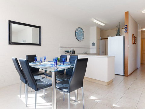 1 'Little Hut', 20 Kurrawa Close - Spectacular Water Views, NBN & Air Conditioned - Accommodation Brisbane 3