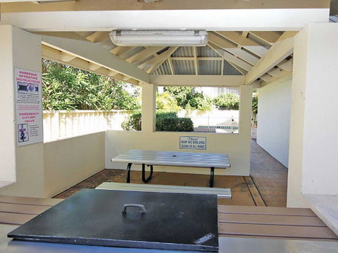 1 'SEASHELLS' 21-23 MAGNUS STREET - WIFI, POOL, LIFT & AIR CONDITIONING - Accommodation Brisbane 3