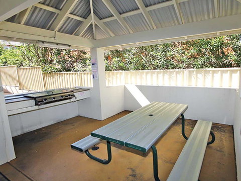 1 'SEASHELLS' 21-23 MAGNUS STREET - WIFI, POOL, LIFT & AIR CONDITIONING - Accommodation Brisbane 2