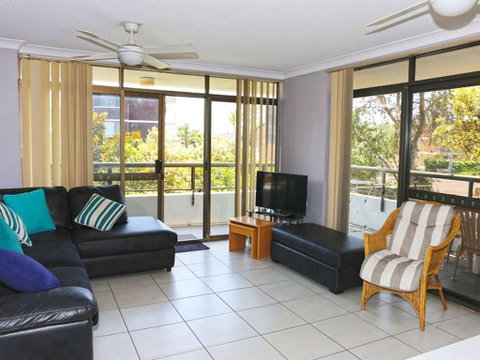 1 'The Commodore' 9-11 Donald St - Ground Floor Unit, Close To Shops, Cafe's And Marina - Accommodation Brisbane 3