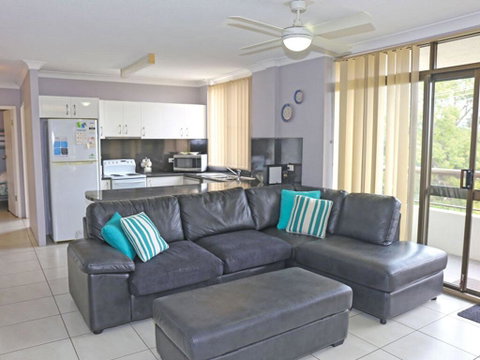 1 'The Commodore' 9-11 Donald St - Ground Floor Unit, Close To Shops, Cafe's And Marina - Accommodation Brisbane 0