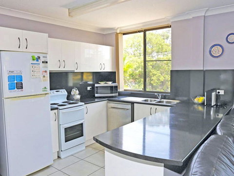 1 'The Commodore' 9-11 Donald St - Ground Floor Unit, Close To Shops, Cafe's And Marina - Accommodation Brisbane 1