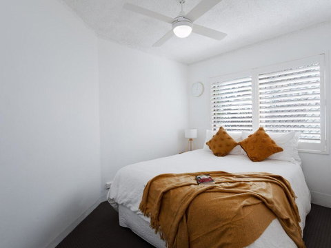 1 'The Poplars' 34 Magnus St - Panoramic Water Views, Pool, Aircon & WIFI - Accommodation Brisbane 3