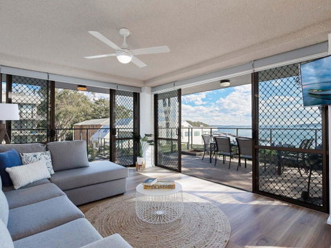 1 'The Poplars' 34 Magnus St - Panoramic Water Views, Pool, Aircon & WIFI - Accommodation Brisbane 0