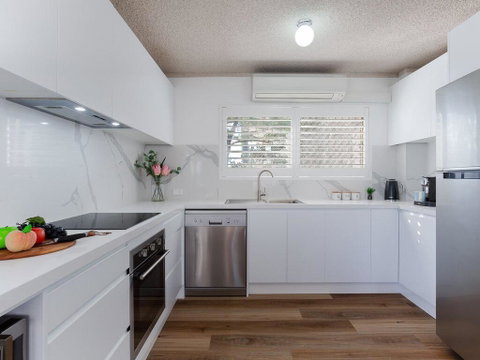 1 'The Poplars' 34 Magnus St - Panoramic Water Views, Pool, Aircon & WIFI - Accommodation Brisbane 2