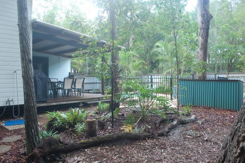 1 Naiad Court - Lowset Family Home With Swimming Pool And Covered Deck. Pet Friendly - Accommodation Brisbane 2
