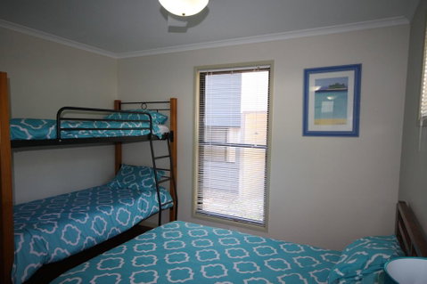 1 Naiad Court - Lowset Family Home With Swimming Pool And Covered Deck. Pet Friendly - Accommodation Brisbane 0