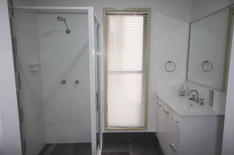 1 Naiad Court - Lowset Family Home With Swimming Pool And Covered Deck. Pet Friendly - Accommodation Brisbane 3